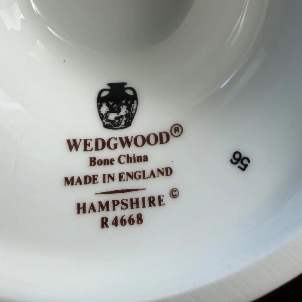 Wedgwood Hampshire R4668 Bone China Coffee Pot with Lid Made in England Floral